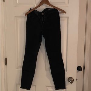Black frayed ankle jeans. Has 3 pockets in front.